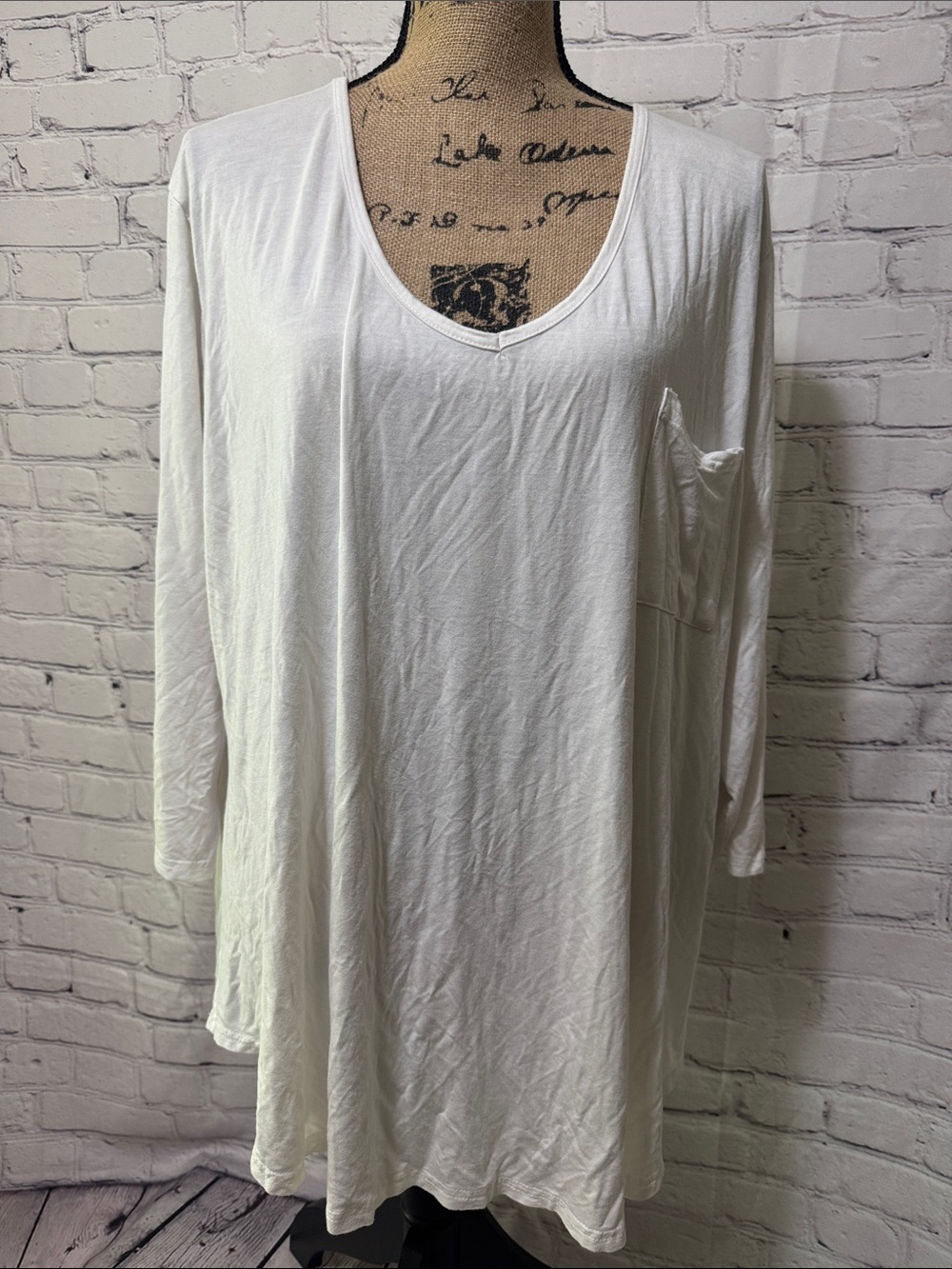 EUC Belaroi Rayon/Spandex V-Neck 3/4 Sleeve Tunic Pocket Slub Top - White